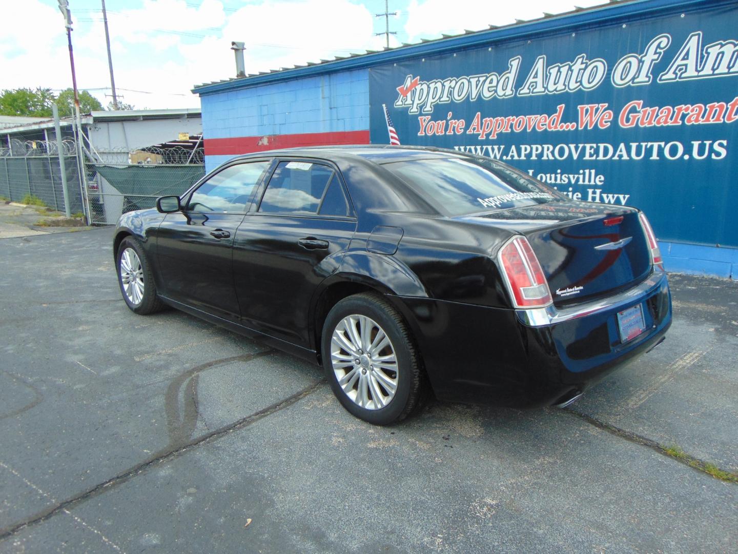 2013 Black Chrysler 300 (2C3CCAKT8DH) with an V8 HEMI 5.7 Liter engine, Auto, 5-Spd w/AutoStick transmission, located at 2105 Dixie Hwy, Louisville, KY, 40210, (502) 772-3333, 38.220932, -85.795441 - Photo#6